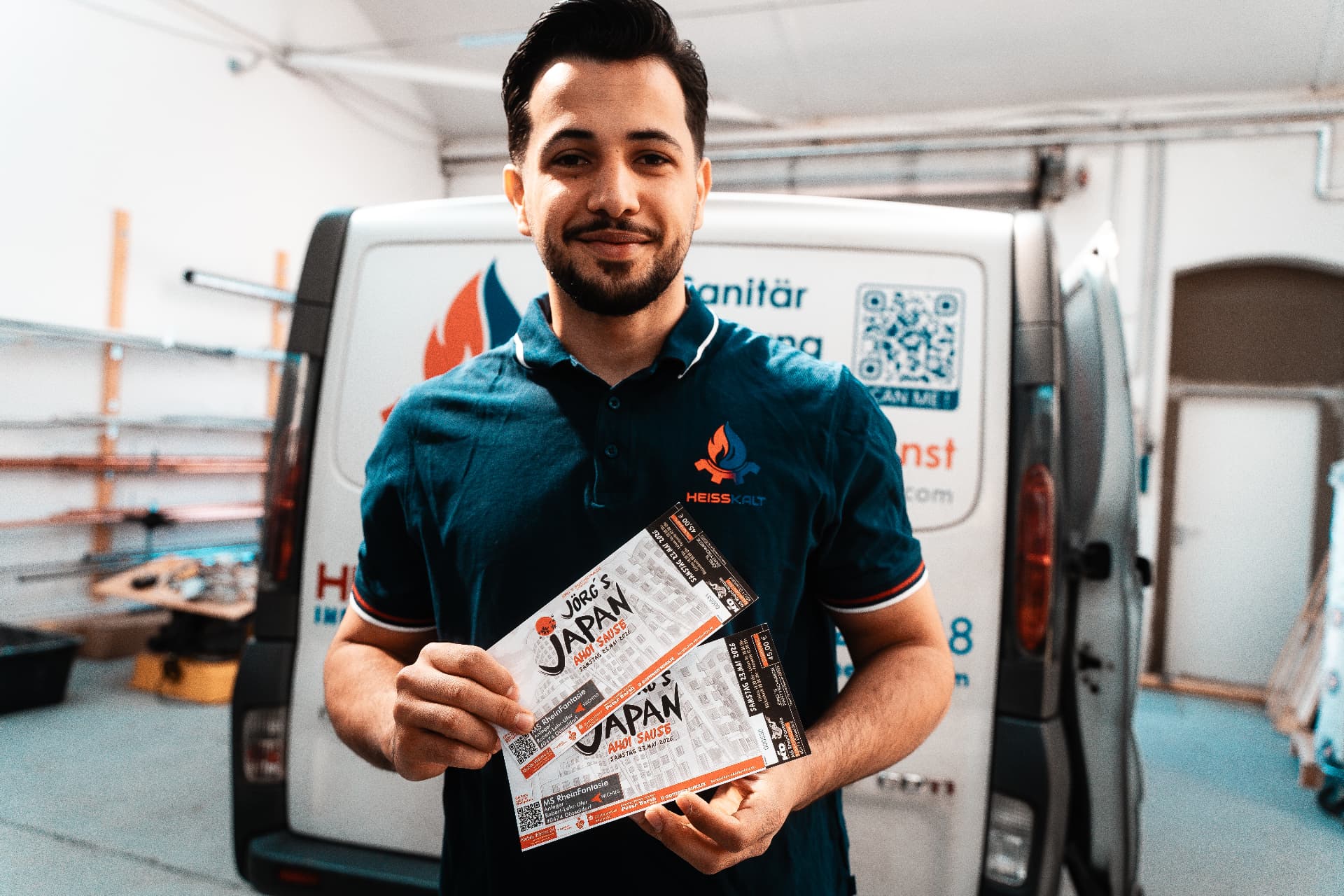 HeissKalt Monteur mit Tickets in der Werkstatt