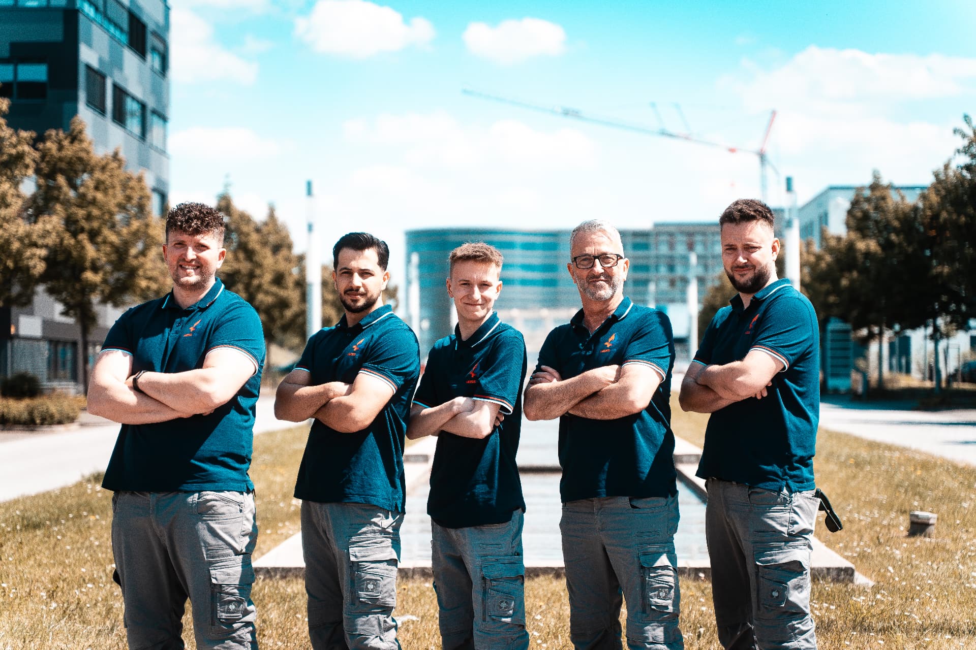 Praktikanten und Team von HeissKalt auf der Baustelle in Leverkusen