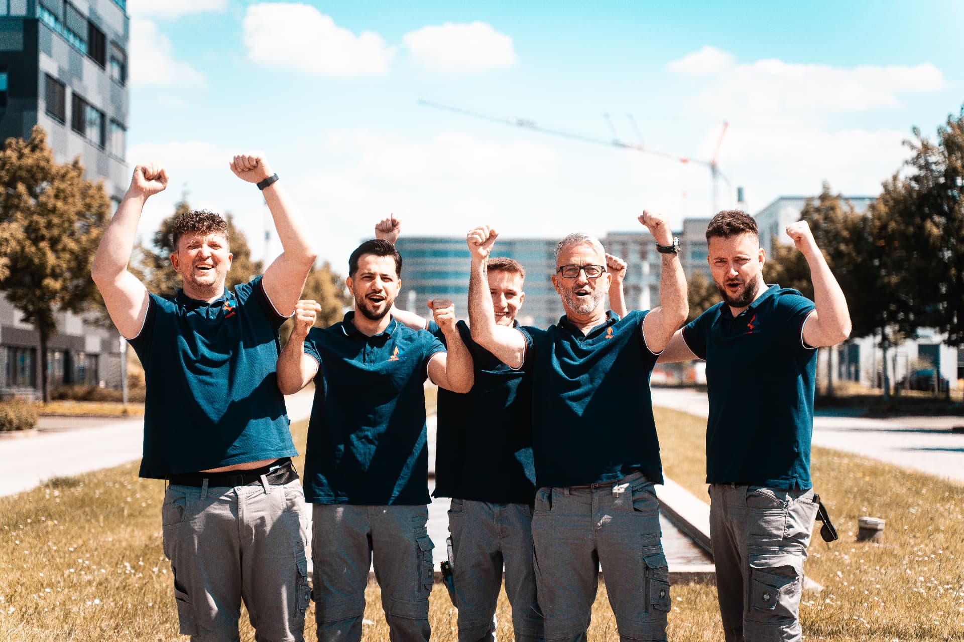 Das HeissKalt Team aus Leverkusen jubelt gemeinsam nach einem abgeschlossenen Projekt