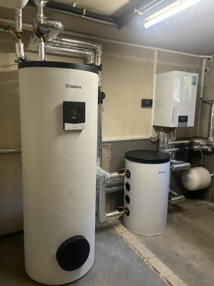 Warmwasserspeicher und Inneneinheit der Wärmepumpe nach der Montage