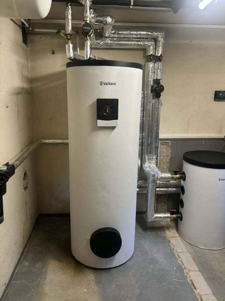 Pufferspeicher der Wärmepumpe im Leverkusener Heizungskeller