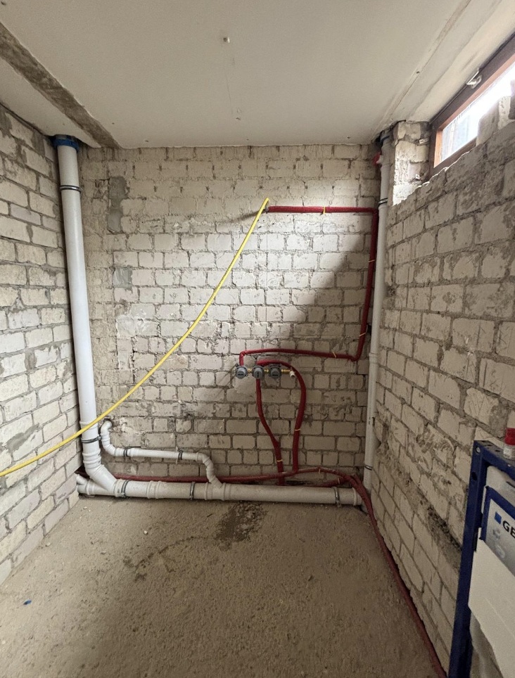 Neue Leitungsführung an der offenen Badezimmerwand des Monheim-Baumberger Mehrfamilienhauses