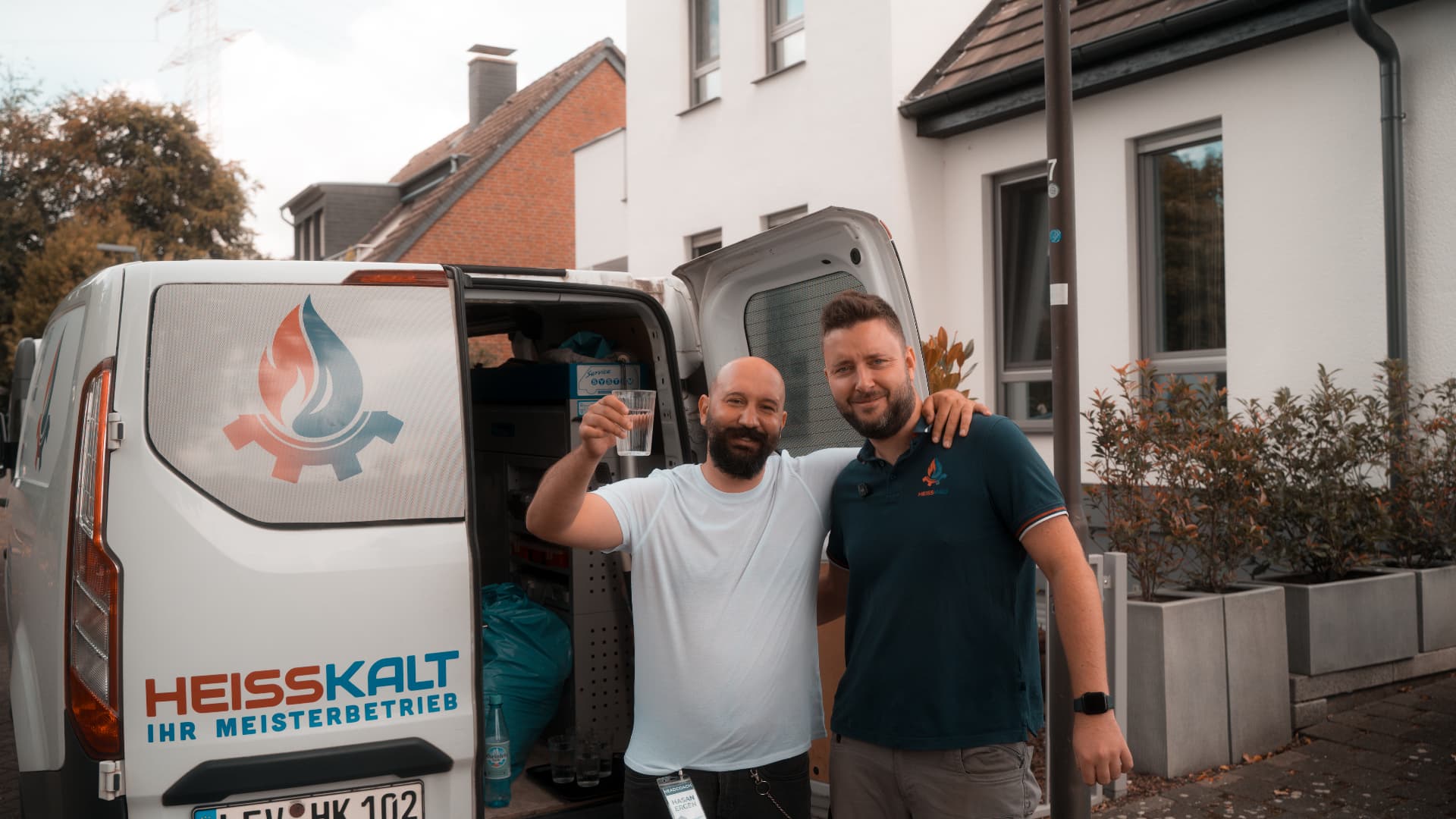 Team HeissKalt und Hassan von Werkivo am Servicefahrzeug