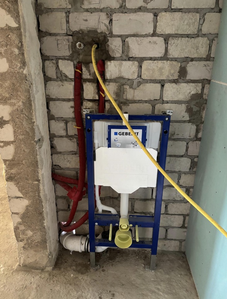 Detail eines WC-Vorwandelements vor Verkleidung und weiterem Ausbau