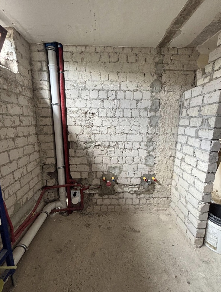 Abwasserstrang und vorbereitete Trinkwasseranschlüsse vor dem weiteren Badezimmerausbau