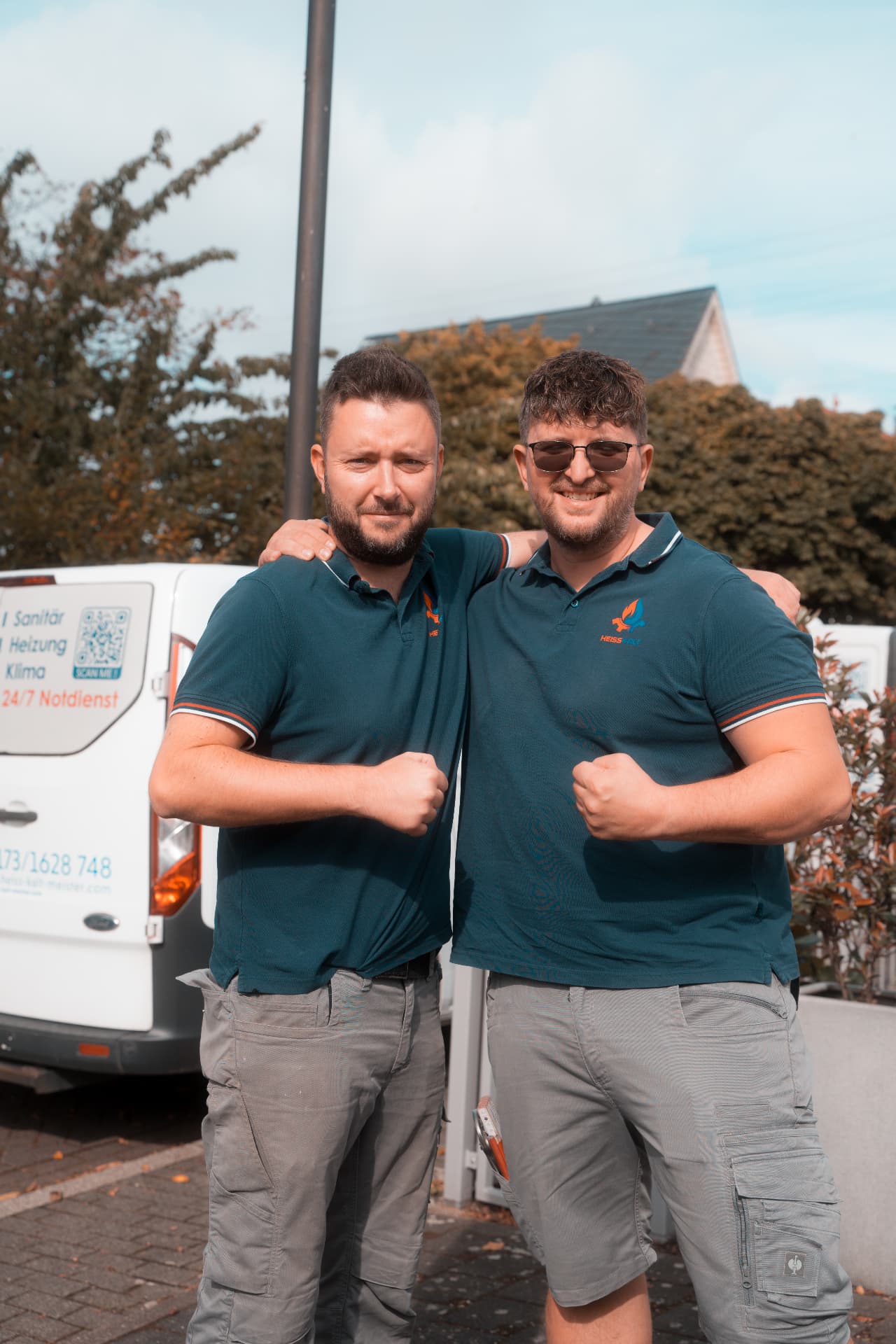 Danny und David von HeissKalt Meisterbetrieb vor dem Einsatzfahrzeug