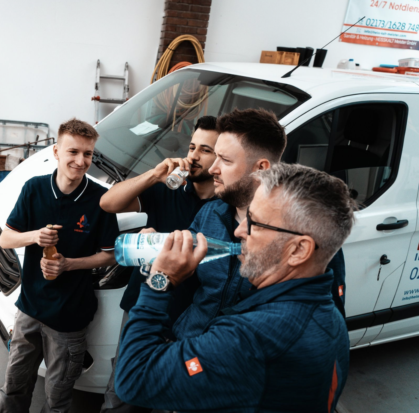 HeissKalt Team in der Werkstatt vor dem Servicefahrzeug
