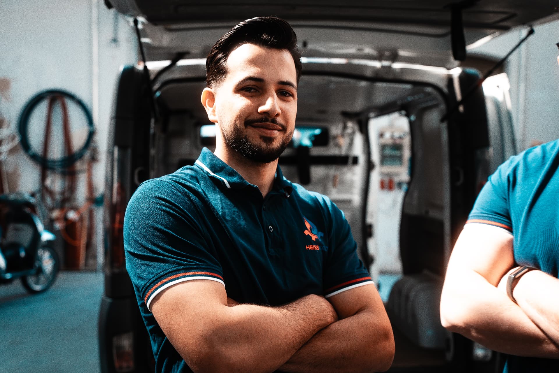 HeissKalt Monteur vor dem Servicefahrzeug