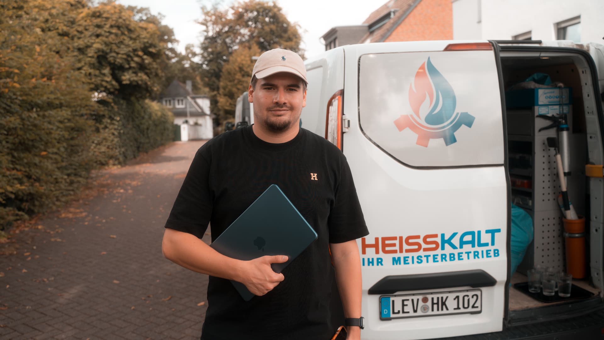 Leon von Riede Studio am Drehtag vor dem HeissKalt Servicefahrzeug