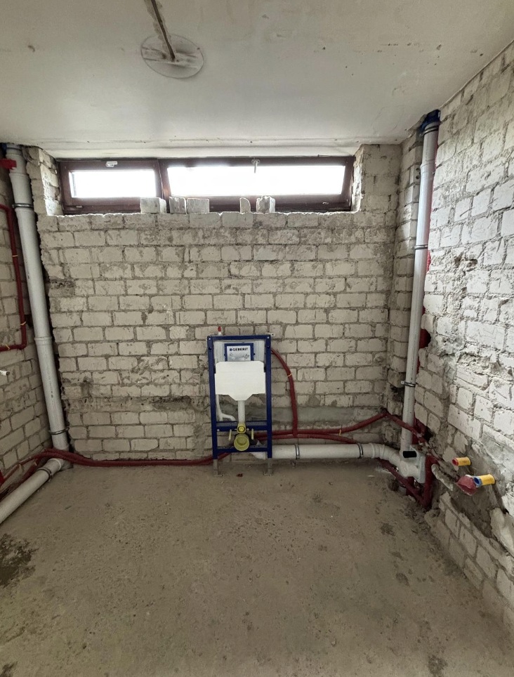 Badezimmer im Rohinstallationszustand mit WC-Vorwandelement und neuen Leitungen in Monheim-Baumberg