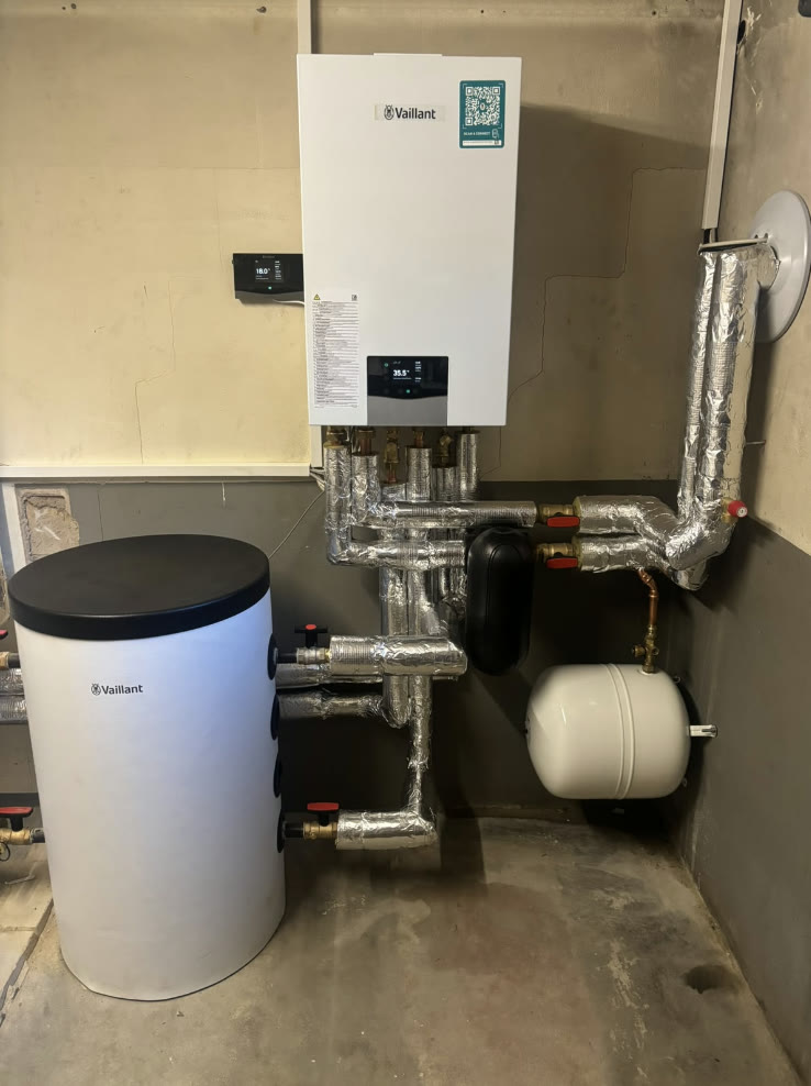 Inneneinheit der Vaillant Wärmepumpe mit gedämmten Rohrleitungen nach der Umrüstung in Leverkusen