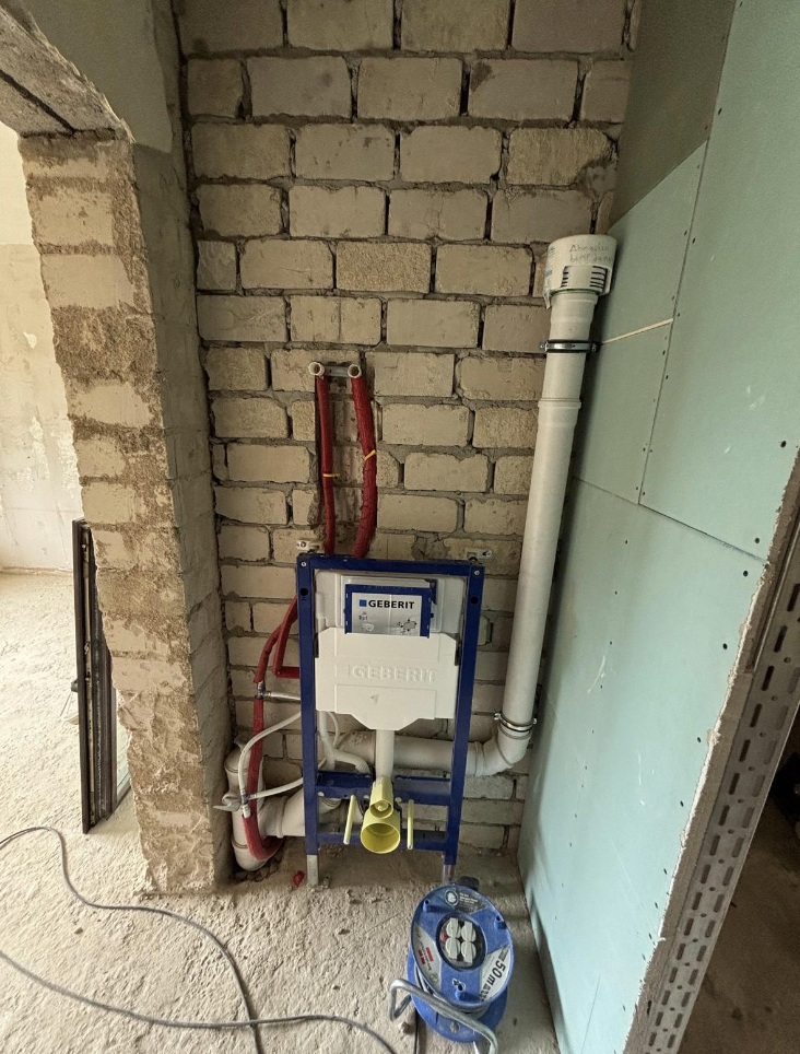 WC-Vorwandelement und neue Anschlüsse während der Sanierung im Monheim-Baumberger Mehrfamilienhaus