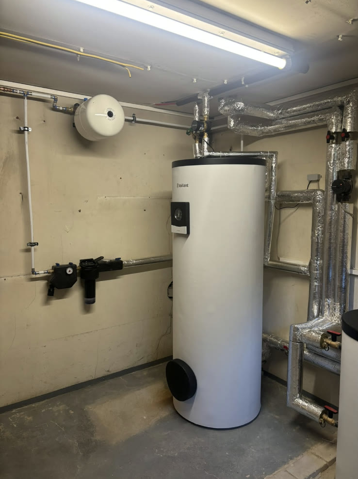 Warmwasserspeicher und Ausdehnungsgefäß im fertigen Heizungskeller in Leverkusen