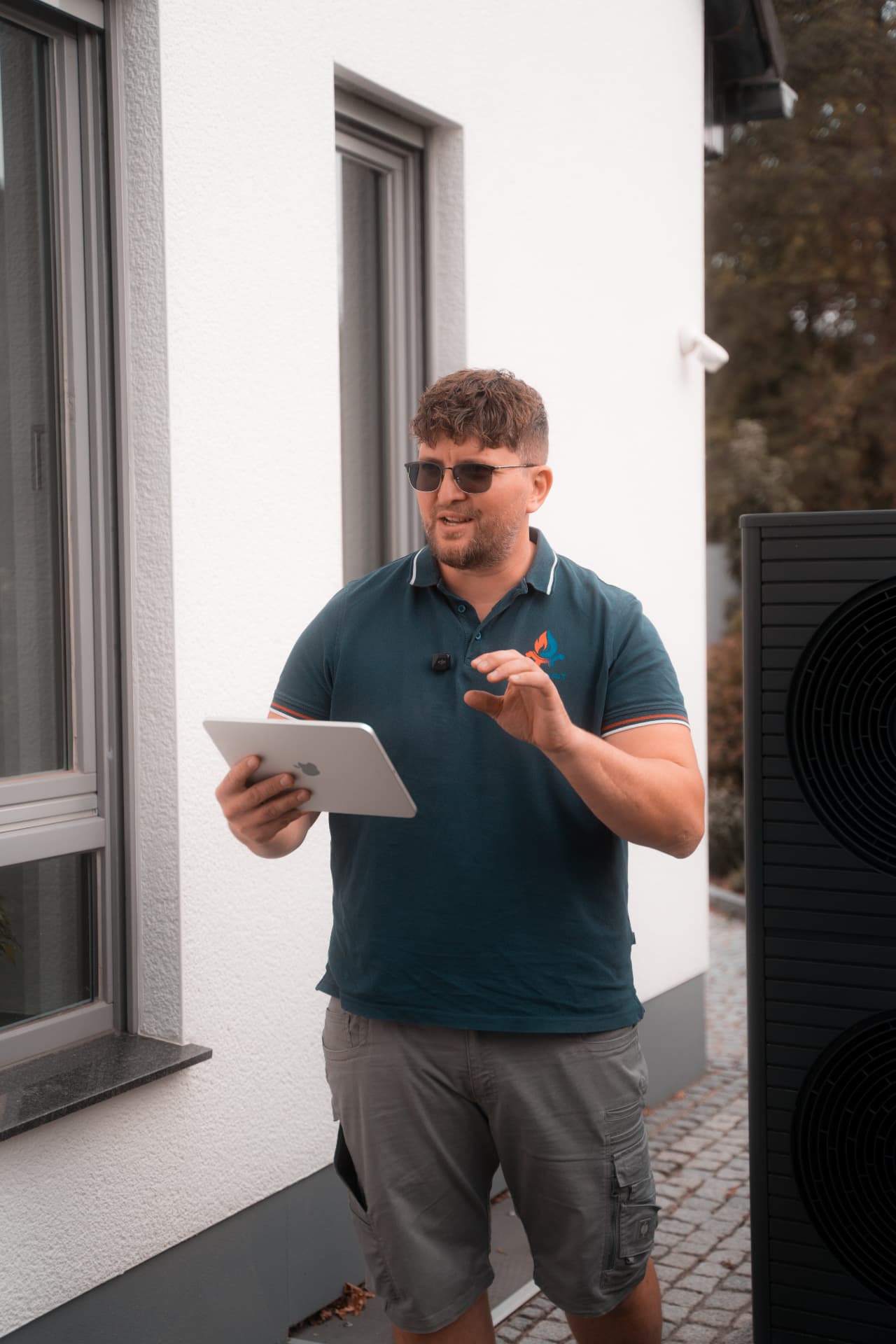Beratung zur Wärmepumpe mit Tablet direkt am Gerät