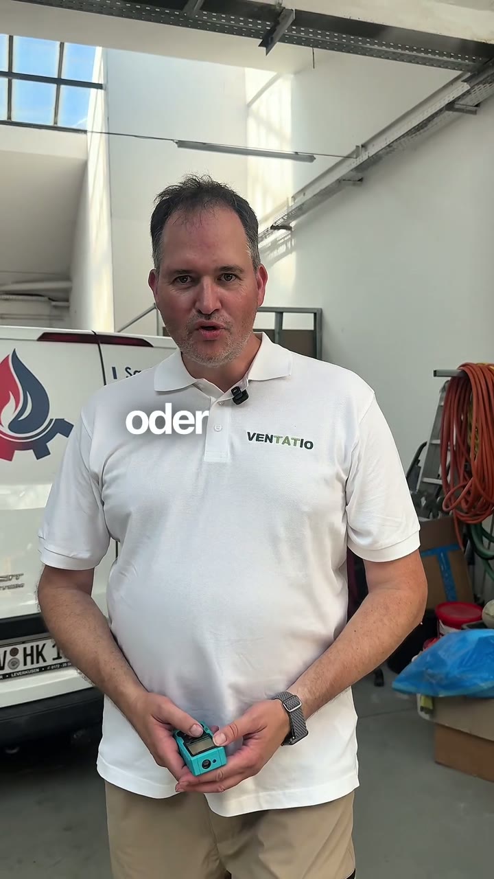 Energieberater Jochen in der HeissKalt Werkstatt in Leverkusen vor einem Einsatzfahrzeug
