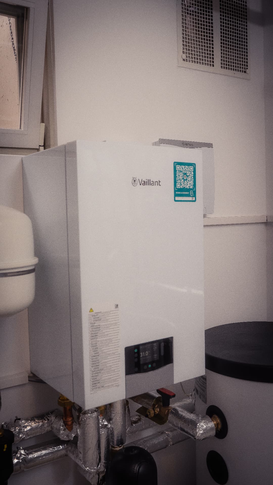 Innengerät der Wärmepumpe im Technikraum